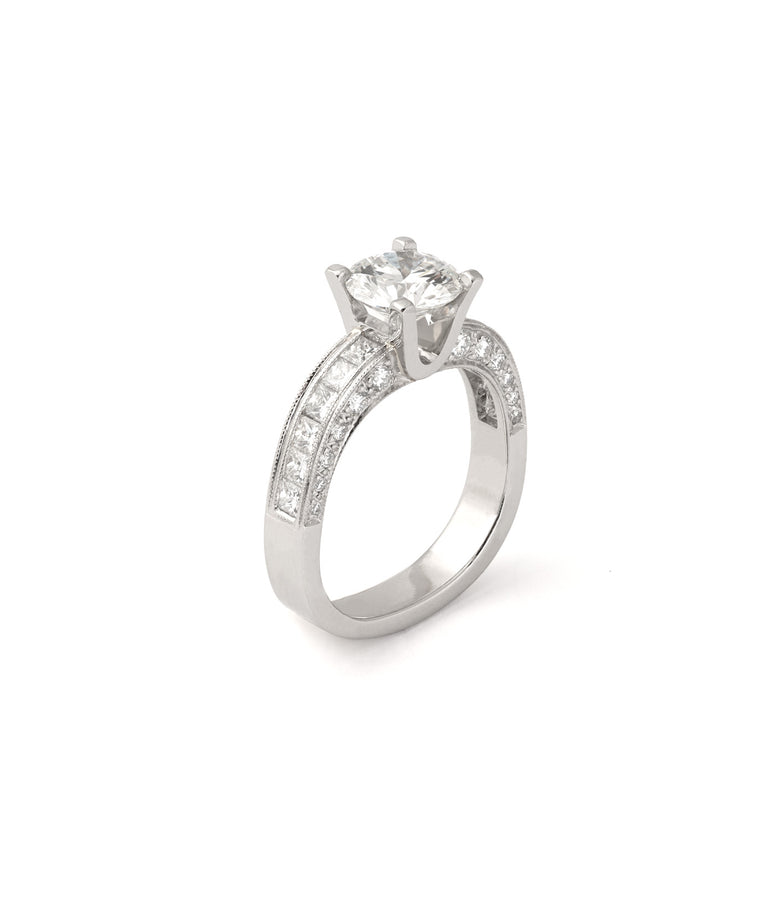 ROUND & PRINCESS-CUT DIAMOND RING