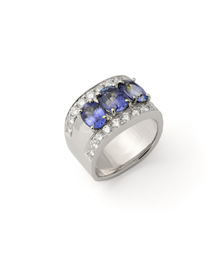 SAPPHIRE & DIAMOND RING