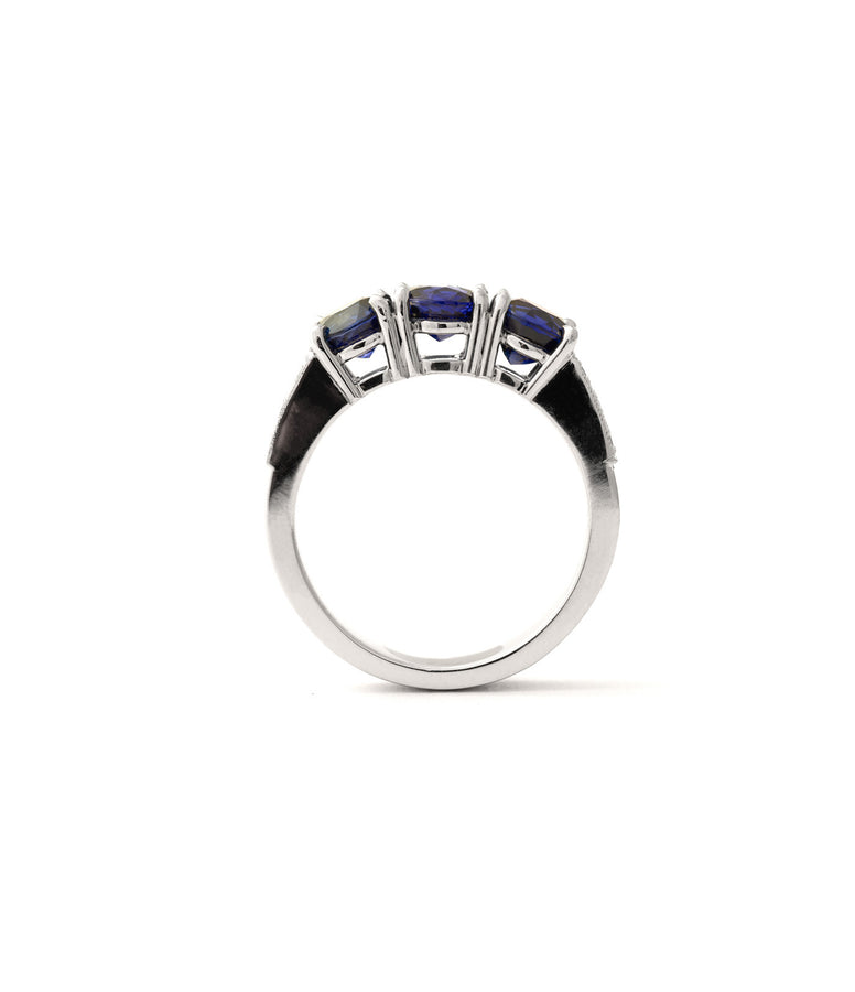 SAPPHIRE & DIAMOND RING